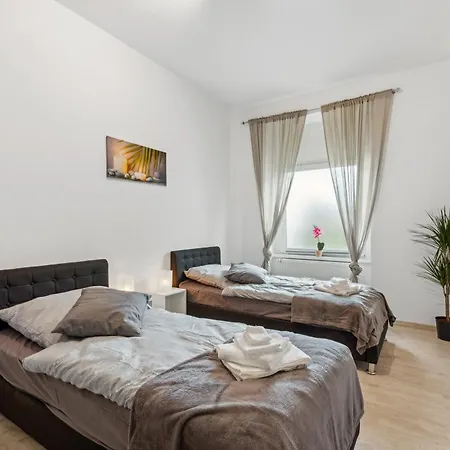 Zentrale Lage ... Ideal Fuer Geschaeftsleute, Monteure, Familien...3 Zimmer, Wlan, Smarttv Mettmann Buitenkant foto