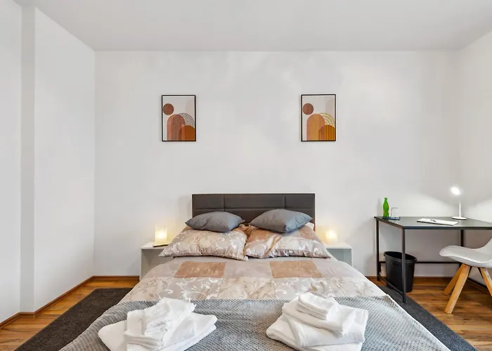 Zentrale Lage ... Ideal Fuer Geschaeftsleute, Monteure, Familien...3 Zimmer, Wlan, Smarttv