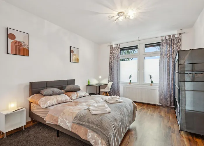 Zentrale Lage ... Ideal Fuer Geschaeftsleute, Monteure, Familien...3 Zimmer, Wlan, Smarttv