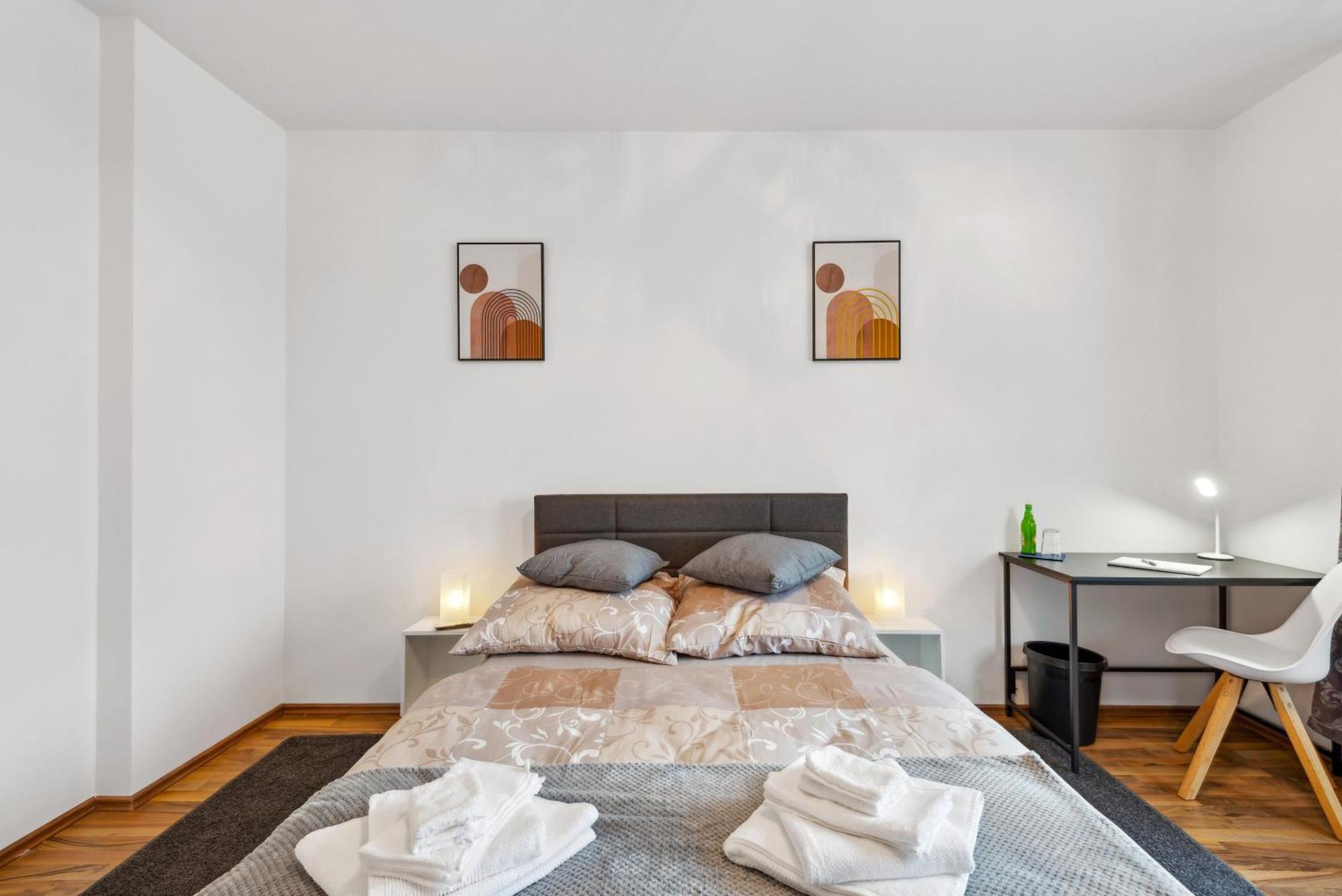 Zentrale Lage ... Ideal Fuer Geschaeftsleute, Monteure, Familien...3 Zimmer, Wlan, Smarttv Apartment *