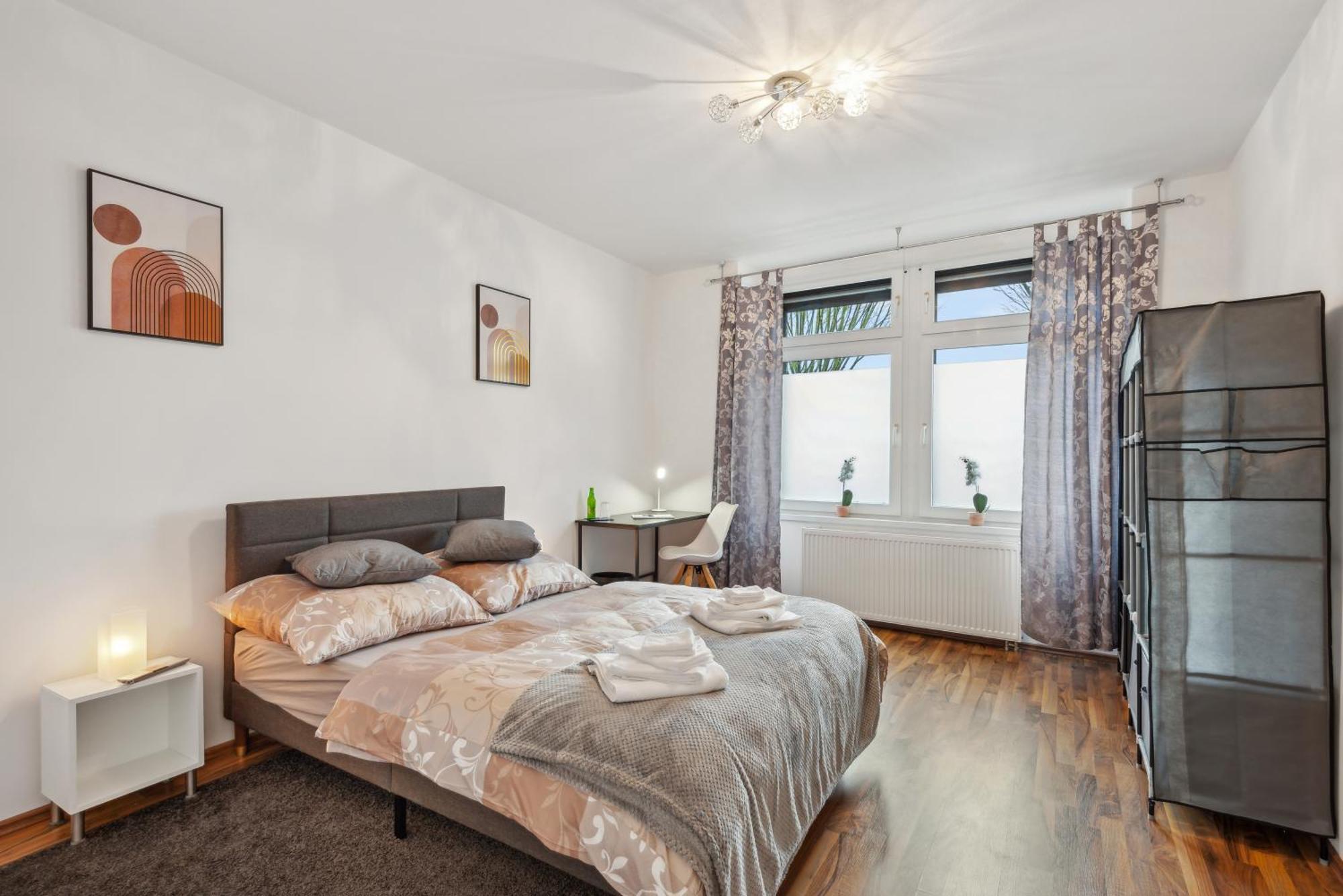 Zentrale Lage ... Ideal Fuer Geschaeftsleute, Monteure, Familien...3 Zimmer, Wlan, Smarttv Apartment *