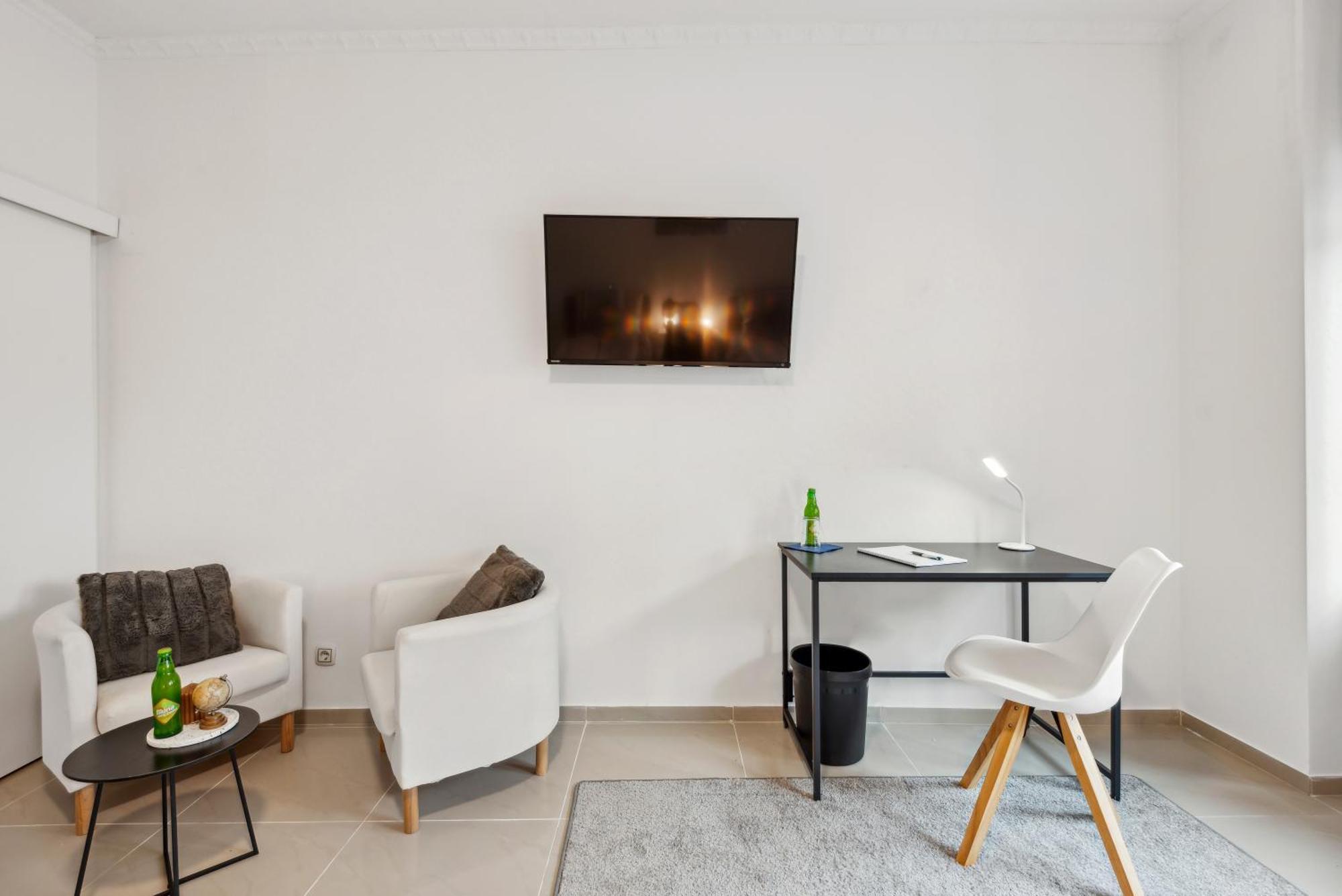 Zentrale Lage ... Ideal Fuer Geschaeftsleute, Monteure, Familien...3 Zimmer, Wlan, Smarttv * Mettmann