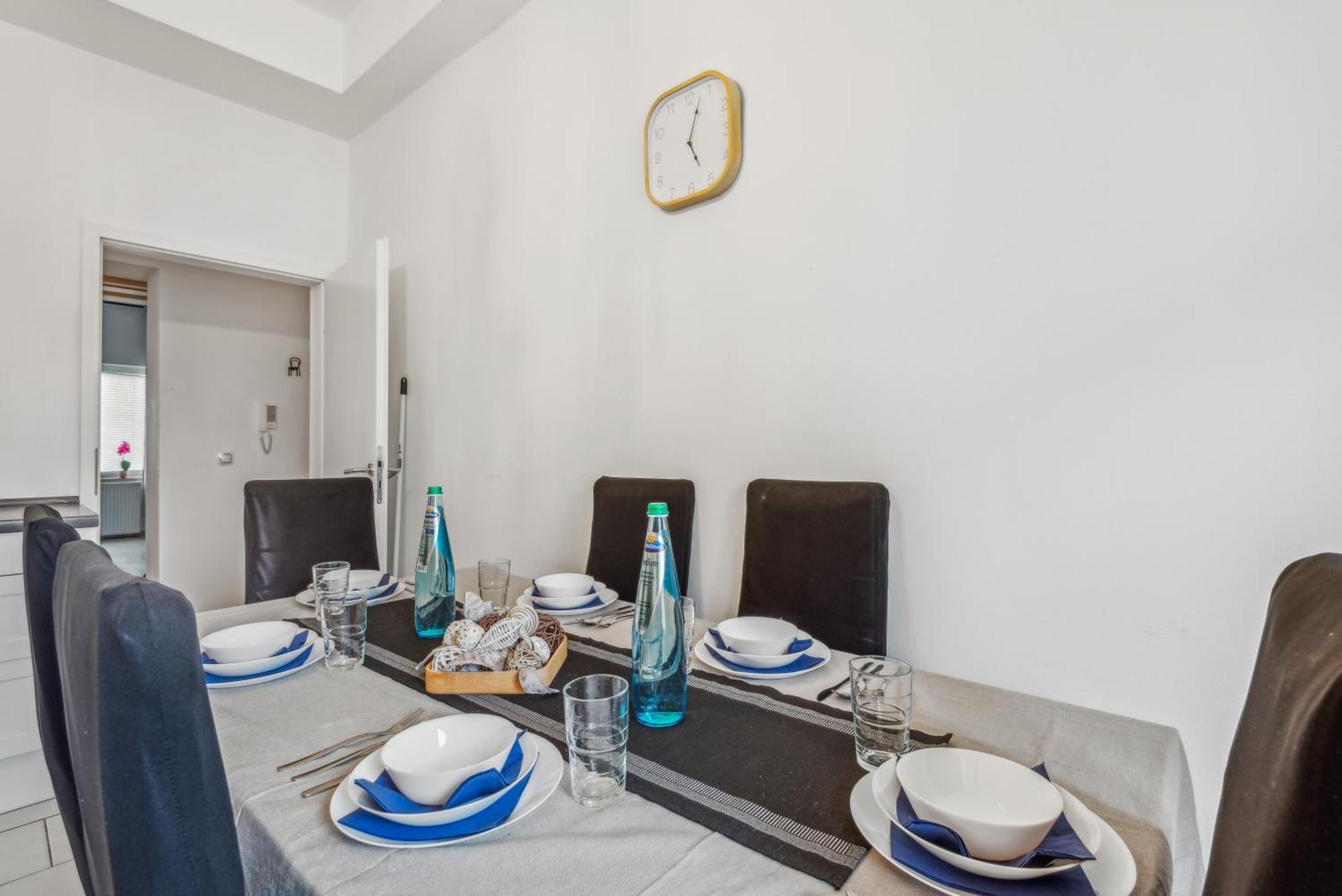 Apartment Zentrale Lage ... Ideal Fuer Geschaeftsleute, Monteure, Familien...3 Zimmer, Wlan, Smarttv *